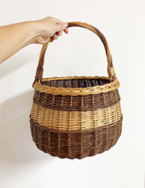Tweekleurige rieten vintage mand met hengsel. Boho rotan mandje / picknickmand.