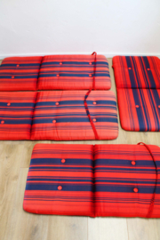 Set van 4 vintage tuinstoelkussens. Vier rood / blauw gestreepte retro kussens.