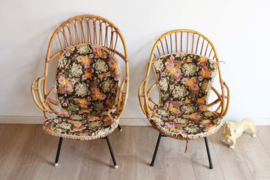 Set rotan vintage Rohé stoelen. Rieten retro fauteuils met gebloemde kussens.