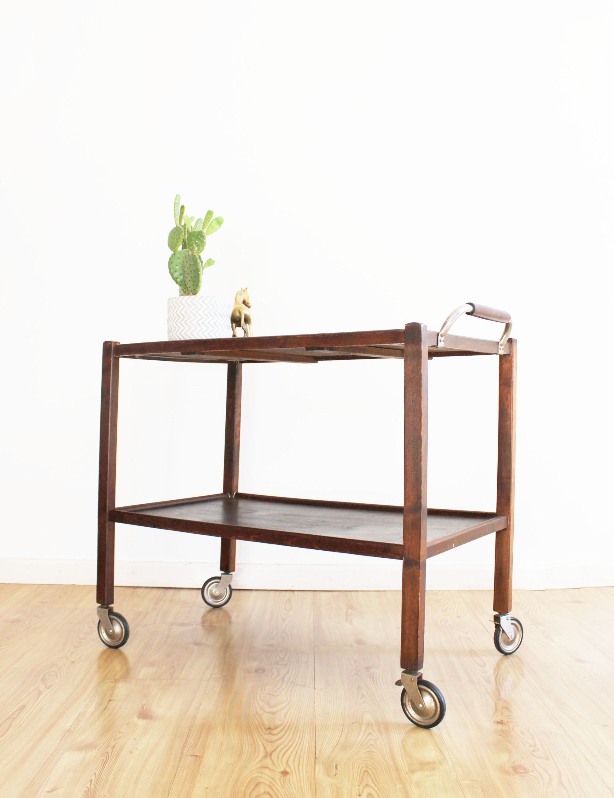Houten vintage bijzettafel op wielen. Retro design trolley / sidetable