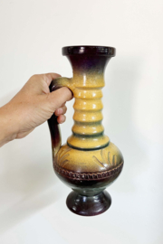 Stenen vintage karaf. Aardewerk retro vaas met handvat