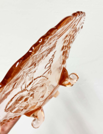 Roze glazen vintage schaal op pootjes. Art Deco bord met druiven