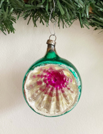Groene vintage deukbal met paarse binnenkant. Glazen retro kerstbal