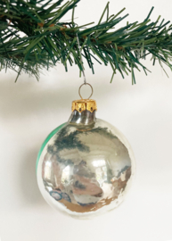 Groen glazen vintage deukbal. Retro kerstbal
