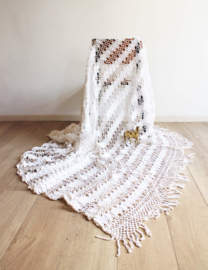 Prachtige grote witte vintage sprei. Gehaakte bohemien sier deken