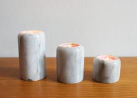 Set van 3 marmeren waxinelichthouders. Natuurstenen vintage kandelaars