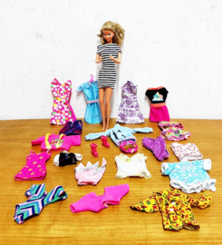Vintage Barbiepop met extra kleertjes. Retro speelgoed pop met kleding