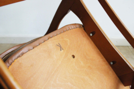Houten vintage stoel met skai leer. Mid Century eetkamerstoel