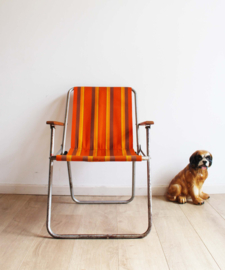 Oranje vintage campingstoel met streepjes. Retro tuinstoel / klapstoeltje