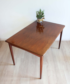Vintage eettafel met uitschuifbaar blad. Houten retro design tafel.