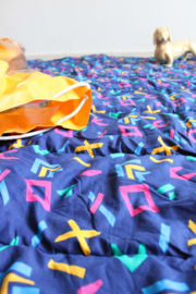 Vintage slaapzak met  jaren 90 patroon. Retro sprei/deken in gele tas