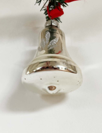 Glazen vintage kerstbal - belletje. Zilver retro kerstklokje met bloem