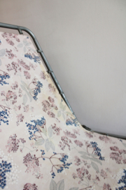 Vintage stretcher met bloemen. Retro veldbed / opklap bed