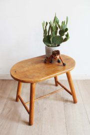 Houten vintage krukje, in de stijl van  Ilmari Tapiovaara.  Retro design kruk/tafeltje