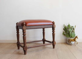 Eiken voetenbankje met skai leer. Houten vintage krukje / bankje