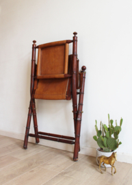 Houten vintage klapstoel. Antieke opvouwbare stoel met lederen zitting.