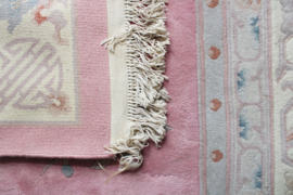 Groot roze Chinees tapijt  met bloemen. handgemaakt Oosters vintage kleed