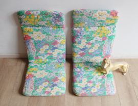 Set vrolijke vintage tuinstoelkussens. Twee grote gebloemde retro kussens.