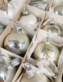 Set van 12 glazen vintage kerstballen. Zilveren kerstversiering met witte details