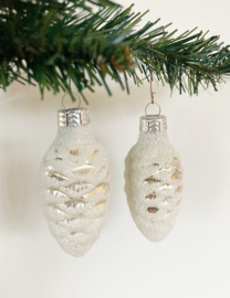 Set glazen vintage kerstballen - dennenappels. Antieke zilveren kerstversiering