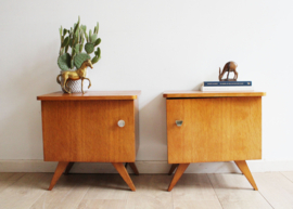 Set vintage nachtkastjes. Houten Mid Century retro kastjes