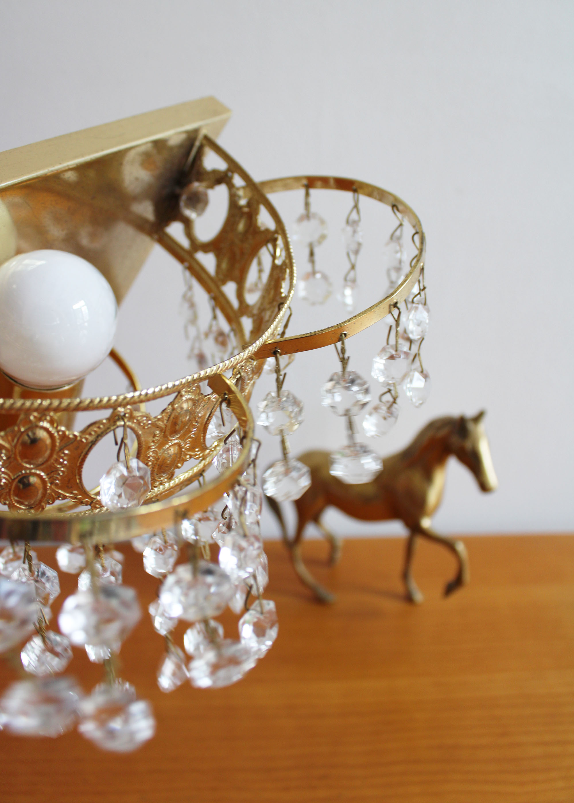 Goudkleurig vintage wandlampje met pegeltjes. Hollywood Regency stijl lamp