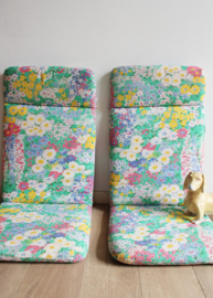 Set vrolijke vintage tuinstoelkussens. Twee grote gebloemde retro kussens.
