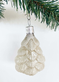 Glazen vintage kerstbal - kerstboom met sneeuw. Retro kerstversiering, creme