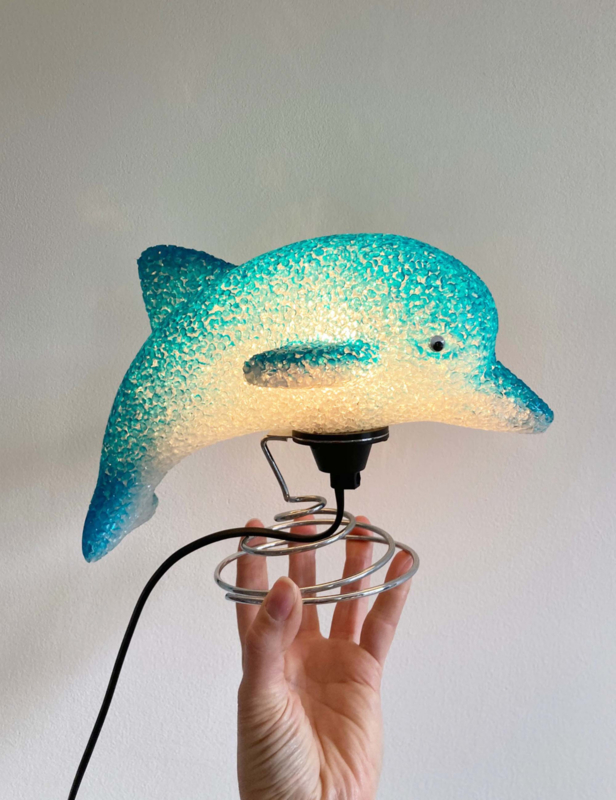 Koddige retro dolfijnen lamp. Vintage tafellamp