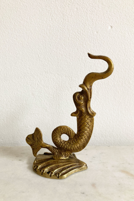 Goudkleurige haak in de vorm van een draak. Koperen vintage wandhaak.