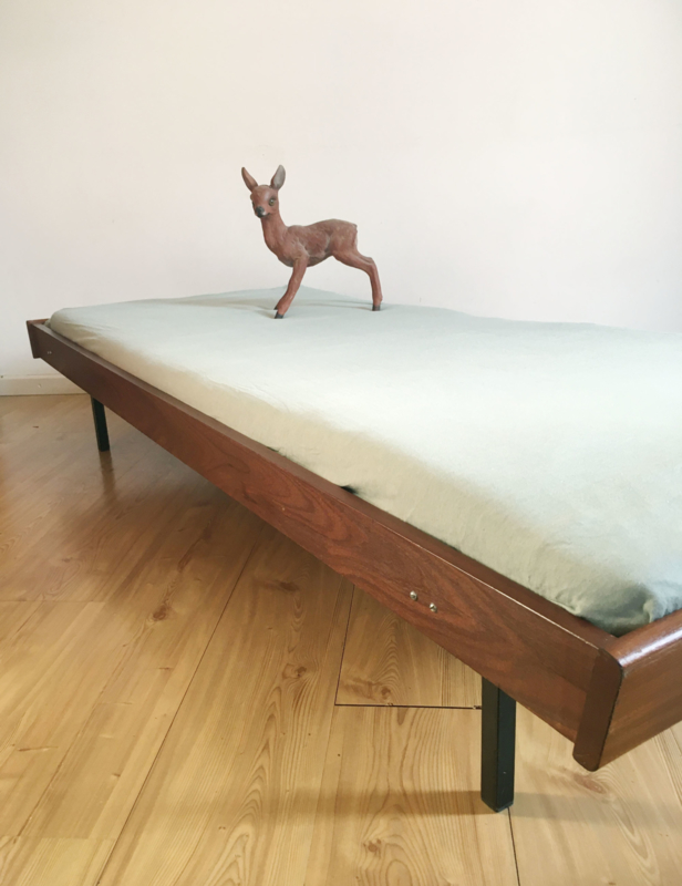 Houten vintage daybed uit Finland. Retro bed op zwart metalen poten