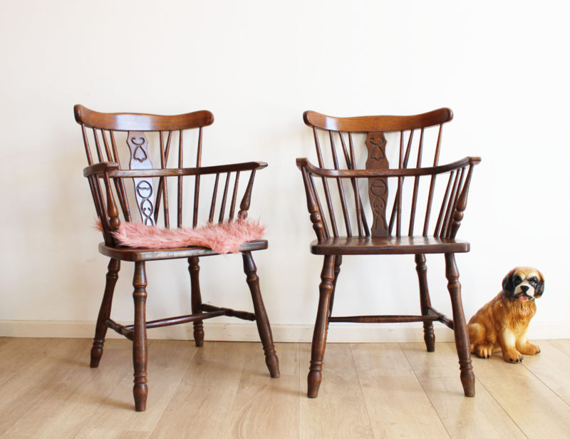 Set antieke houten Windsor stoelen. 2 vintage spijlenstoelen met armleuning