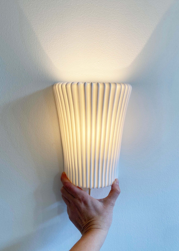 Keramieken vintage plissé lamp - IKEA. Witte retro design wandlamp