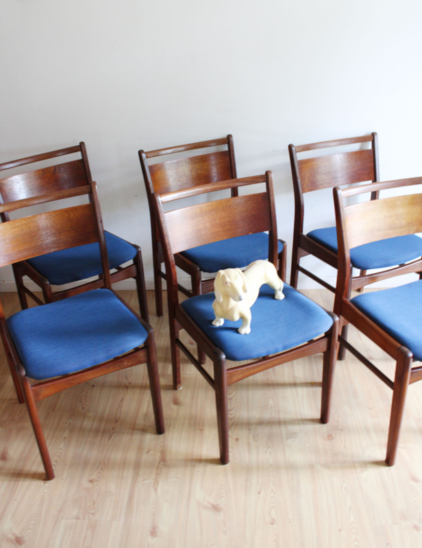 6 houten vintage stoelen met blauwe zitting. Mid Century - retro - design