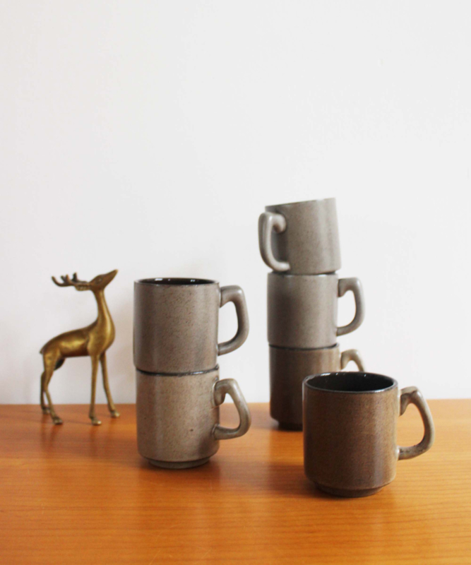 Set van 6 stenen vintage kopjes. Bruine retro koffie koppen