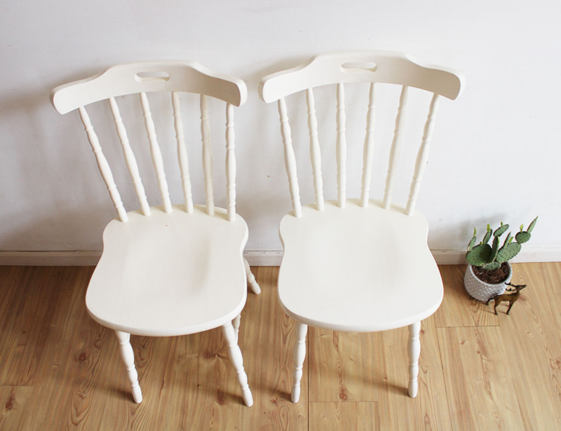 Set witte Twee houten retro stoelen. | Flat Sheep