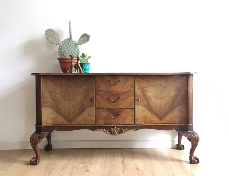 Antieke houten dressoir met lades. Sierlijke vintage ladekast op klauw