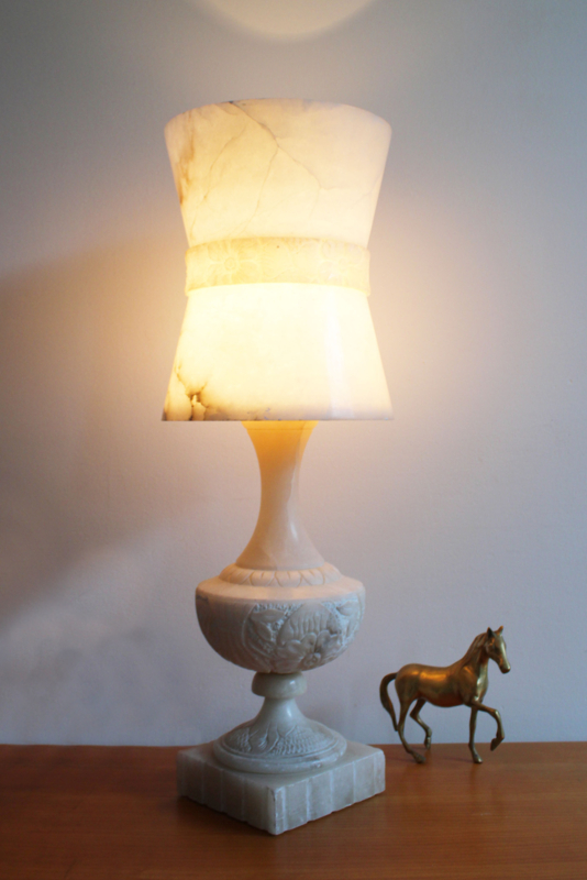 Super grote tafellamp van albast. Vintage lamp in marmer look.
