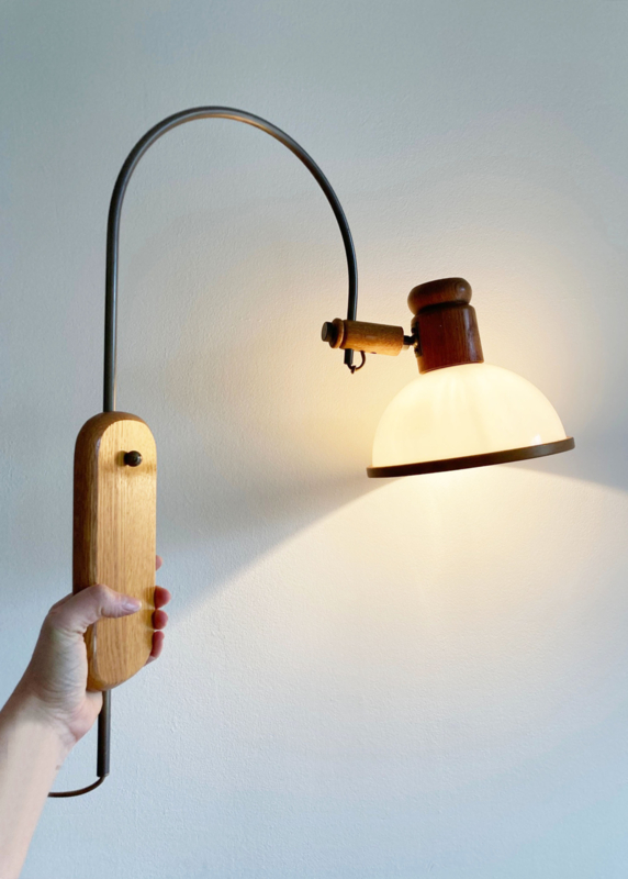 Houten vintage wandlamp met witte kap. Retro design booglamp - Steinhauer?