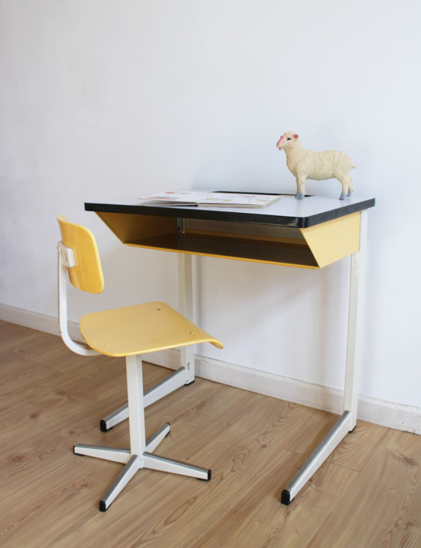 Stoer vintage bureau met gele schoolstoel. Retro lessenaar met stoel - Marko