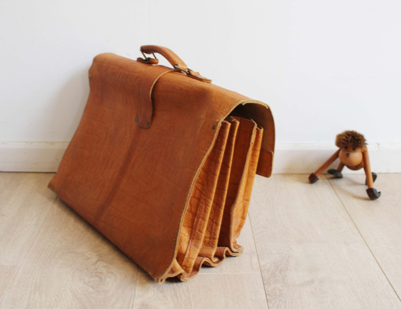 Lederen vintage schooltas. Bruine retro boekentas aktetas van leer. Hebbedingen Flat Sheep