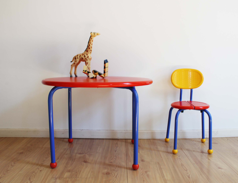 Vintage kinder tafel met stoel - Ikea. Ronde retro tafel - Memphis stijl.