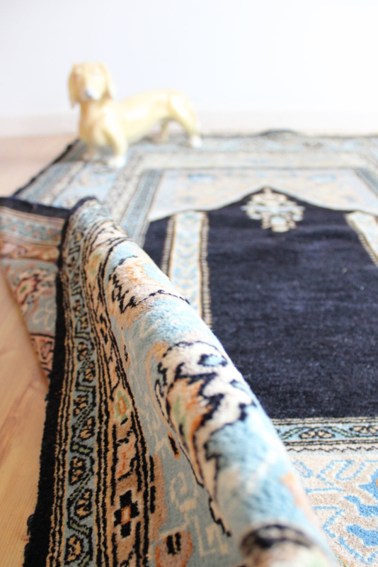 Uitsluiten buitenspiegel cafetaria Handgemaakt vintage Perzisch tapijt. Oosters bid vloerkleed in blauw tinten  | Vloerkleden | Flat Sheep