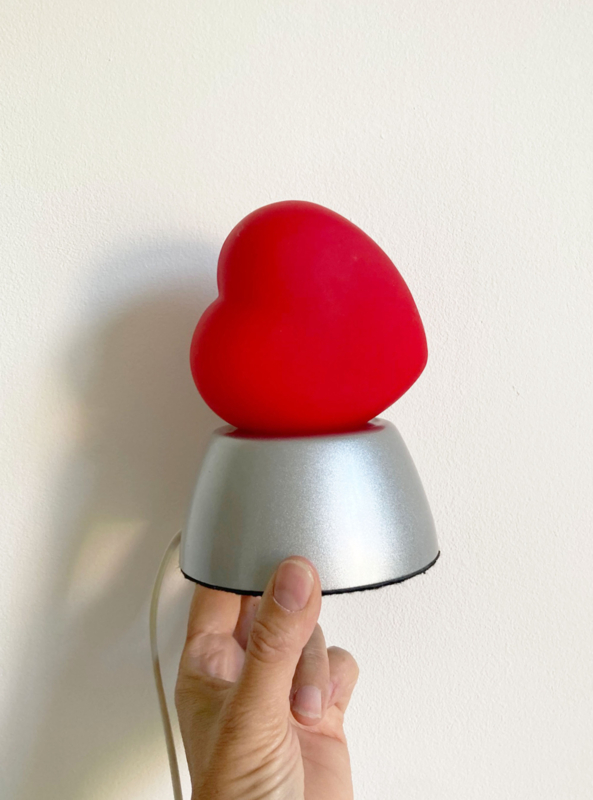 Klein hart vormig tafellampje. Vintage lamp van IKEA - retro design