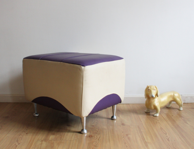 Paarse space age design poef. Retro ottoman op pootjes