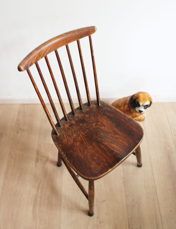 Susteen Frustrerend Heerlijk Bruine vintage spijlenstoel. Houten retro stoel met Scandinavisch tintje |  Stoelen | Flat Sheep