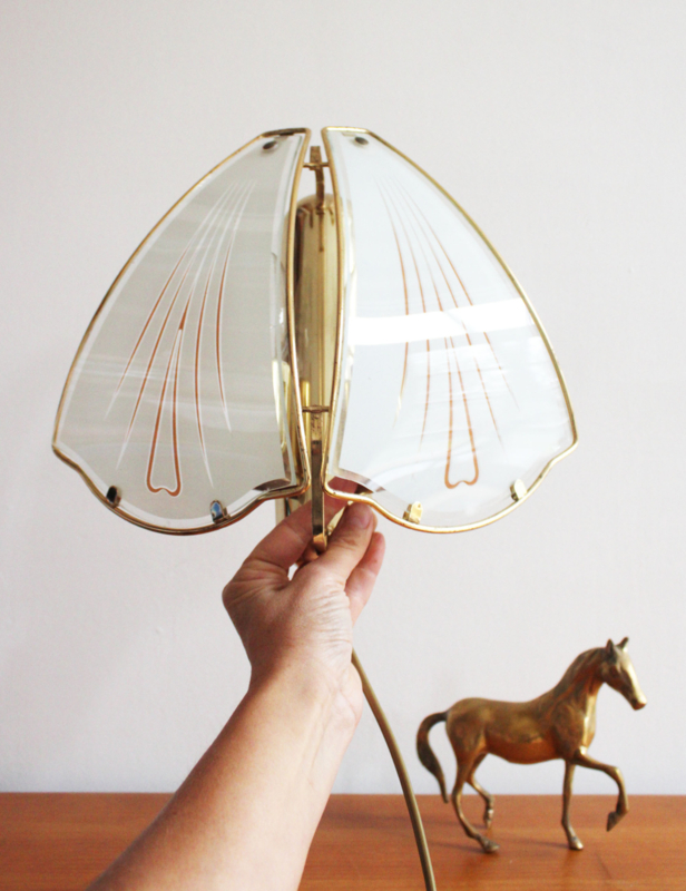 Hollywood Regency lampje, glas/messing? Wit/gouden vintage wandlampje.