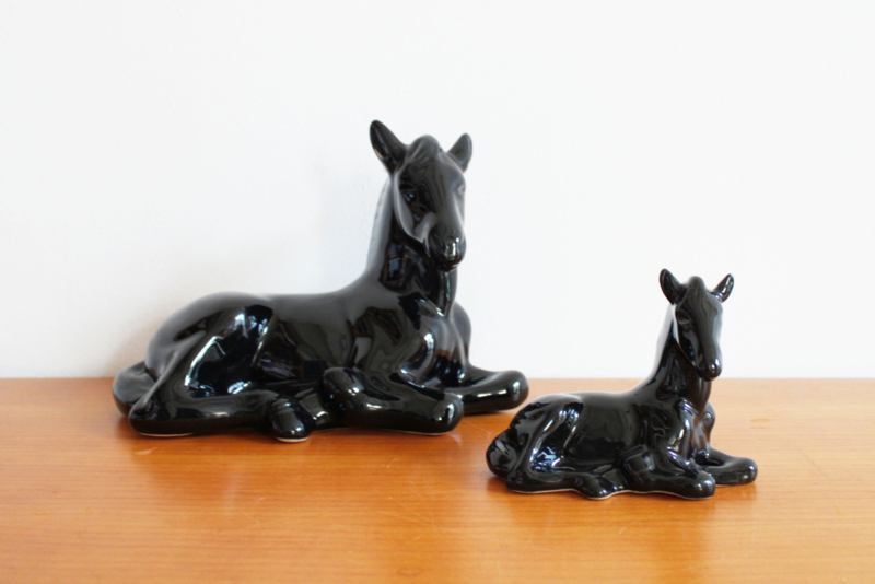 Zwart keramieken paard met veulen. Twee vintage paarden beeldjes