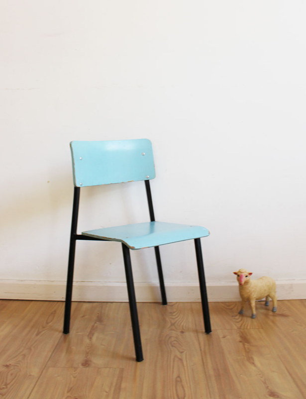 Vintage stoeltje voor de mini-me.  Blauwe retro stoel, zithoogte 31 cm