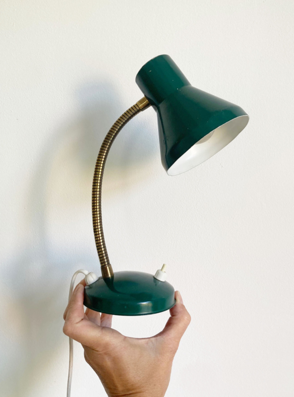 Groene retro bureaulamp. Vintage lampje met buigbare poot